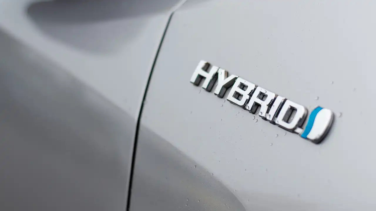 Exploring the Pros and Cons of Hybrid Cars