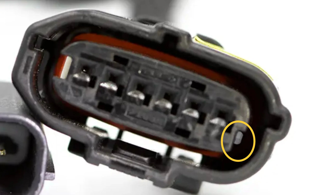 Pedal position sensor plug with a notch